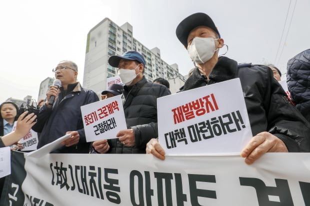 아파트노동자 서울공동사업단 경비노동자들과 민주일반노조 조합원들이 17일 오전 서울 강남구 대치동의 한 아파트 앞에서 '故 대치동 아파트 경비노동자 추모 기자회견'을 하고 있다.  사진=뉴스1