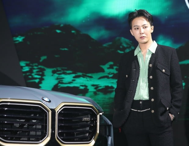 가수 지드래곤(G-DRAGON)이 28일 오후 서울 강남구 삼성동에서 진행된 'BMW 뉴 XM' 출시 행사에 참석해 기념 촬영을 하고 있다. 사진=뉴스1