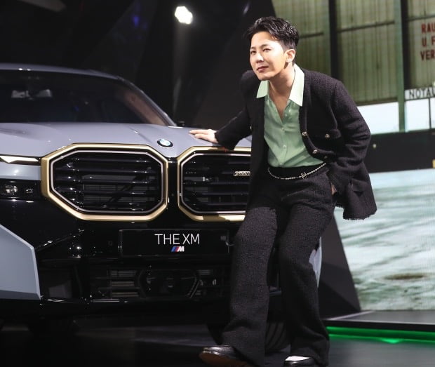 가수 지드래곤(G-DRAGON)이 28일 오후 서울 강남구 삼성동에서 진행된 'BMW 뉴 XM' 출시 행사에 참석해 기념 촬영을 하고 있다. 사진=뉴스1