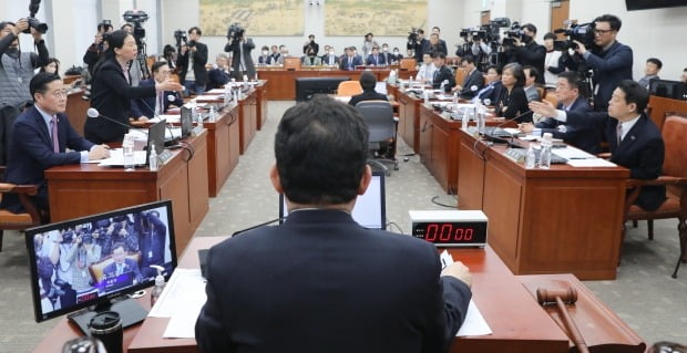 31일 서울 여의도 국회 교육위원회에서 열린 정순신 자녀 학교폭력 진상조사 및 학교폭력 대책 수립을 위한 슬롯사이트 볼트 메이저에서 이주호 사회부총리 겸 교육부 장관과 한민위 민족사관고등학교 교장, 고은정 반포고 교장 등 증인들이 출석한 가운데 여야 의원들이 의사 일정 변경안을 두고 언쟁을 벌이고 있다. 정순신 변호사는 건강상의 이유로 불출석 사유서를 제출했다. 사진=뉴스1