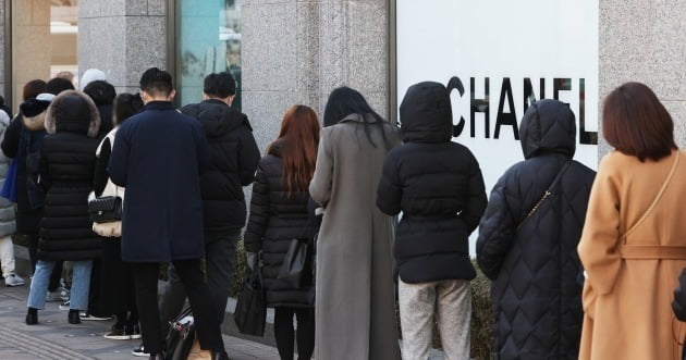 서울 시내의 한 백화점 명품관 샤넬 매장에서 시민들이 입장을 기다리고 있다. 사진=뉴스1