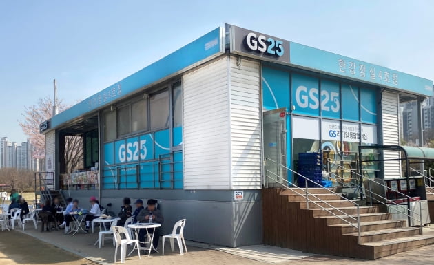 GS리테일에 따르면 편의점 GS25가 지난달 25일부터 31일까지 공원, 관광지 인근 100여 개 점포 매출을 분석한 결과 나들이용품 수요가 치솟아 대표상품인 돗자리 매출이 지난해 같은 기간보다 322% 급증했다. 사진=GS리테일