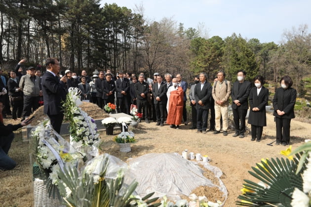 지난 1일 오후 경기도 남양주시 마석 모란공원 민주열사 묘역에서 故 박원순 전 서울시장의 묘소 이장 안장식이 진행되고 있다.  /사진=뉴스1