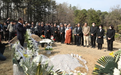 故 박원순 묘소, 새벽에 기습 이장…논란 의식했나