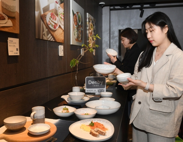 지난 2일, 덴비 팝업스토어 ‘킬른 모먼트(KILN MOMENT)’ 방문객들이 ‘킬른’을 구경하고 있다. /덴비 제공