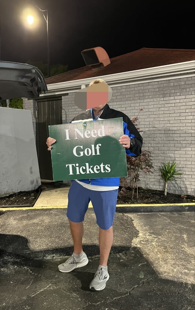 3일(현지시간) 미국 조지아주 오거스타에서 한 남성이 마스터스 대회 티켓을 구하기 위해 팻말을 들고 있다. 오거스타=조수영 기자