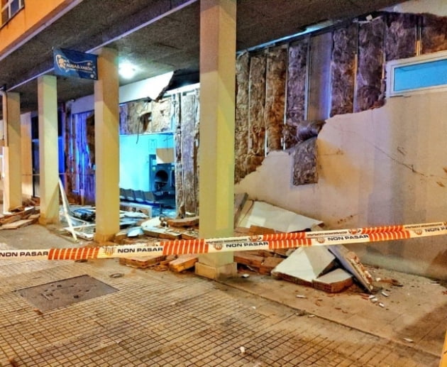 스페인에서 건조기 폭발로 인한 한 빨래방에서 화재가 발생했다. 화재 진압 후 빨래방 모습. /사진=트위터