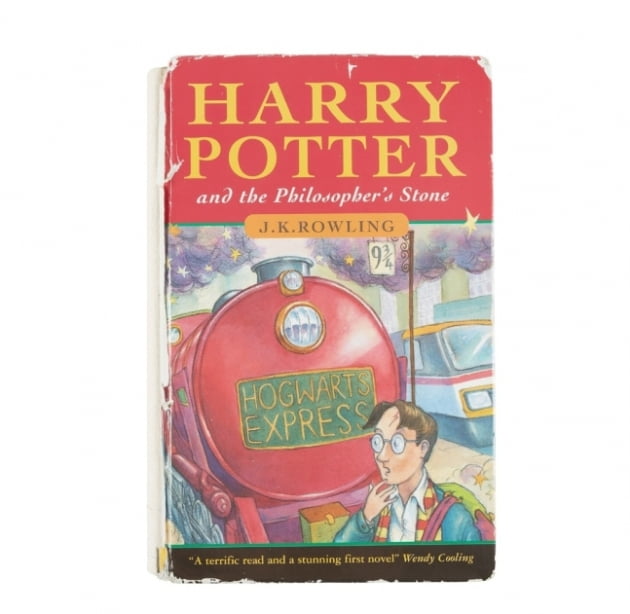 한화 약 3300만원에 낙찰된 해리포터 시리즈의 1편 '해리포터와 마법사의 돌' 초판. /사진=영국 경매사 라이언＆턴불 웹사이트 캡처