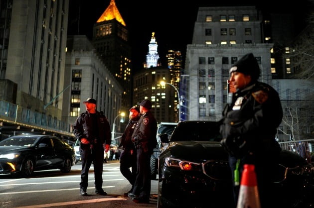 도널드 트럼프 전 미국 대통령이 기소된 30일(현지시간) 경찰이 뉴욕주 맨해튼형사법원 앞을 지키고 있다. 연합뉴스