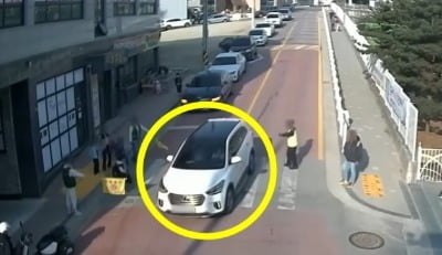 학교 앞 횡단보도 돌진한 車…CCTV 받아 경찰서 갔더니 [아차車]