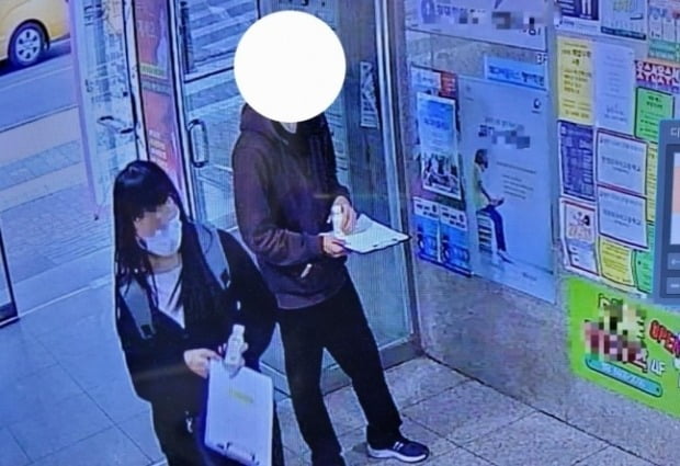 강남의 학원가 인근에서 마약이 들어간 음료수를 건네는 용의자들. /사진=연합뉴스 