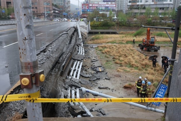 보행로 붕괴 분당 탄천 위 정자교 양방향 108ｍ구간 전면통제