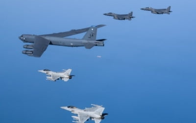 美 B-52H 폭격기, 한 달 만에 한반도 전개…"북핵 견제성격"