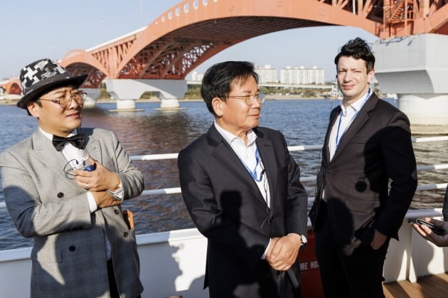 박강수 마포구청장(가운데)이 한강 유람선에서 선상 답사에 참여하고 있다. /마포구 제공