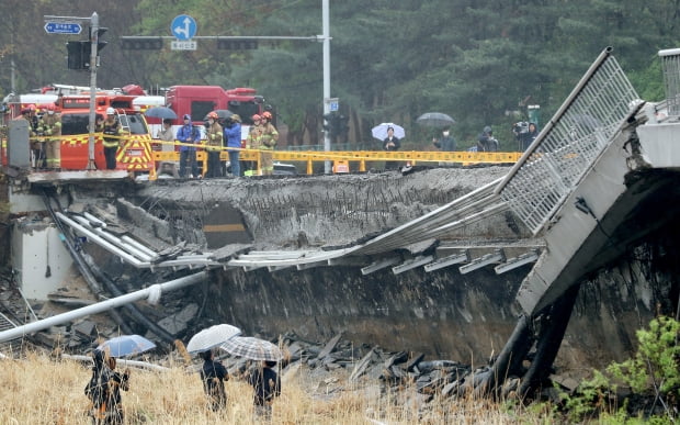 지난 5일 오전 경기 성남시 분당구 정자동 정자교 보행로 일부 구간과 난간이 붕괴되는 사고가 발생, 현장이 통제되고 있다. 이 사고로 30대 여성 A씨가 숨지고 30대 남성 B씨는 중상을 입어 병원에서 치료 중이다. /사진= 뉴스1