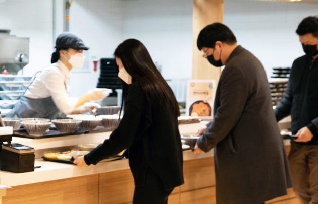 "한국인 젊은 직원 구하는 건 포기…앉아서 문 닫을 판"