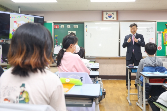 초등학교 학생들 만나 '안전한 보행길' 약속한 서초구청장