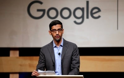 구글 CEO "AI 발전은 위협 아닌 기회…검색엔진에 AI 챗봇 추가"