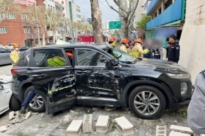 주차장서 후진하다 외벽 뚫고 '쾅'…SUV 추락해 운전자 경상