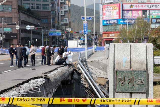 [포토] 분당 '정자교 붕괴' 합동감식 하는 경찰과 국과수