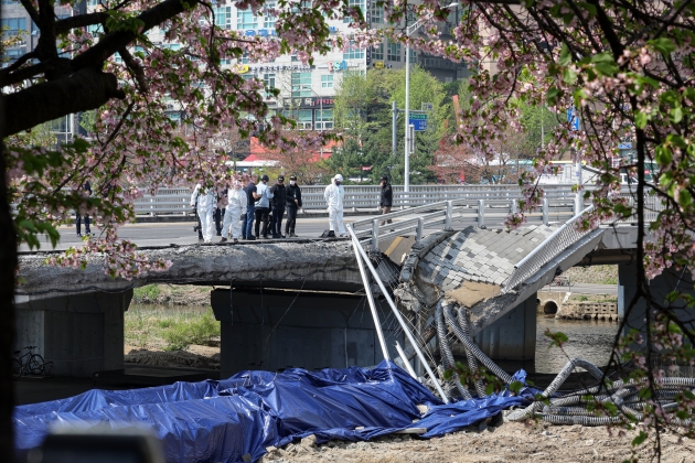 [포토] 분당 '정자교 붕괴' 합동감식 하는 경찰과 국과수