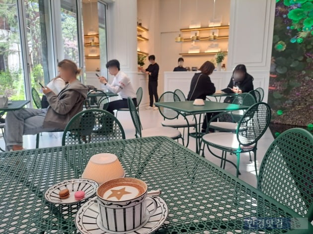 '디올 카페' 내부 전경. 한정된 5개 테이블에 앉은 방문객들이 사진을 찍고 있다. /사진=김세린 기자