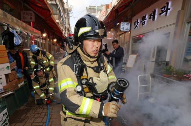 [포토] 강남구, 전통시장 화재대응 훈련
