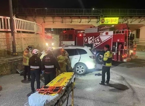 강원 동해시 구호동에서 지난달 8일 새벽 4시58분쯤 육군 원사 A씨가 몰던 차량이 축대를 들이받아 조수석에 타고 있던 아내 B씨가 숨졌다. 사진은 소방대원들이 구조활동을 벌이고 있는 모습. 연합바카라 게임 사이트.