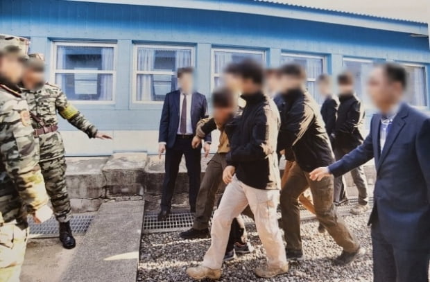2019년 탈북 어민 두 명을 판문점을 통해 북한으로 강제 추방 하는 모습. 사진=통일부