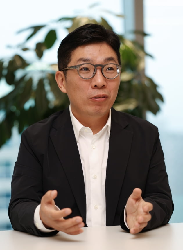 김유원 네이버클라우드 대표가 경기도 성남 사무실에서 차세대 초거대 AI ‘하이퍼클로바X’에 대해 설명하고 있다. 이솔 기자