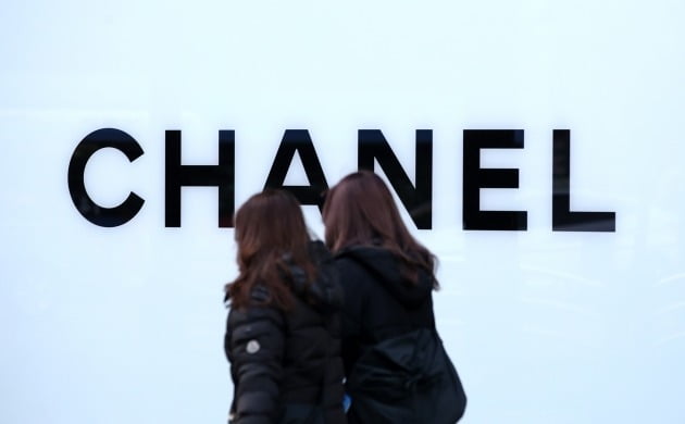 지난달 3일 시민들이 서울 도심 백화점에 설치된 샤넬 광고판을 지나고 있다./ 뉴스1