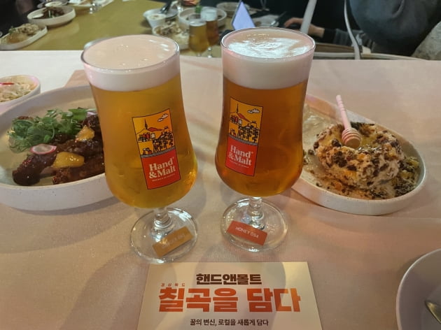 핸드앤몰트 수제맥주 (사진 왼쪽부터)진저063, 허니054./사진=이현주 기자