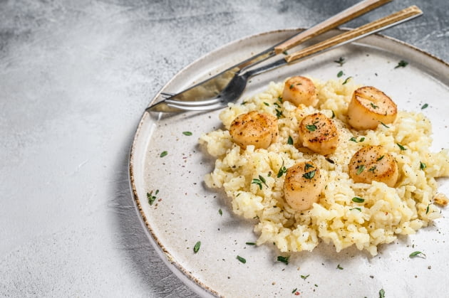 사진=게티이미지뱅크  Italian Risotto with pan seared sea scallops. White background. Top view.