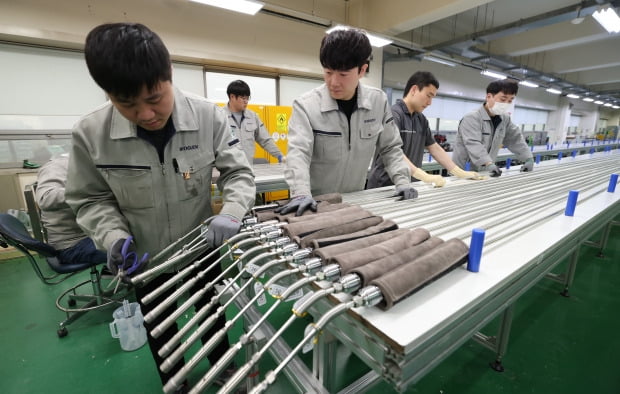  경기 화성시 우진(원전 중견기업) 직원들이 원자로 핵분열을 측정하는 노내핵계측기(ICI) 제작 공정 중 마무리 단계로 절연 및 진동 흡수를 위한 에폭시 실링 작업을 하고 있다.  /이솔 기자