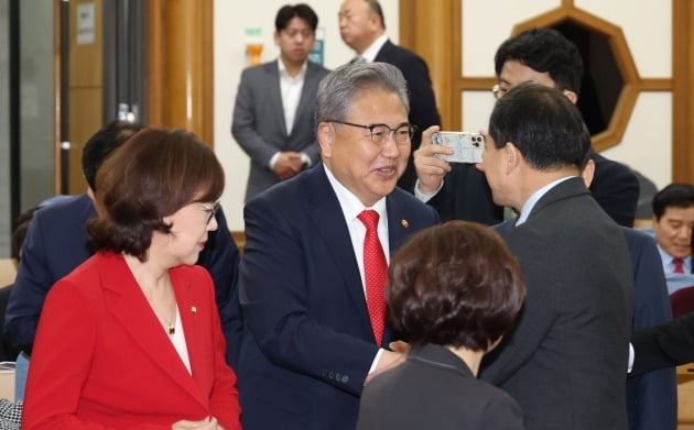 박진 외교부 장관이 12일 오전 서울 여의도 국회 의원회관에서 열린 국민의힘 공부모임 국민공감에서 참석자들과 인사하고 있다. /사진=연합뉴스