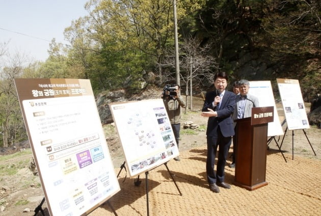 우범기 전주시장이 12일 후백제의 수도 역할을 했던 전북 전주시 동고산성에서 '왕의 궁원 프로젝트'에 대해 설명하고 있다. 전주시 제공