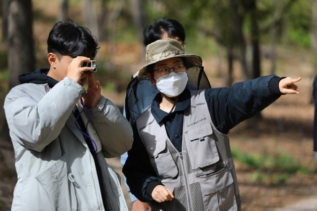 산림청 관계자들이 도시 숲의 체계적인 조성·관리를 위해 현장 교육를 실시하고 있다. 산림청 제공