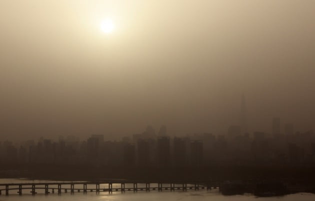 13일 서울시내가 황사와 미세먼지로 뒤덮여 있다. /사진=연합뉴스