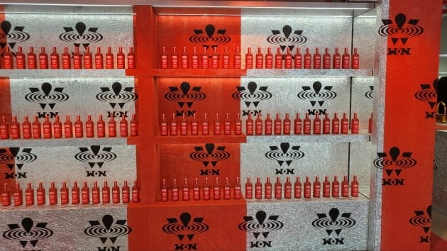 붉은색 병에 담긴 한정판 원소주 제품들이 진열된 1층 매장 벽면. 사진=안혜원 기자