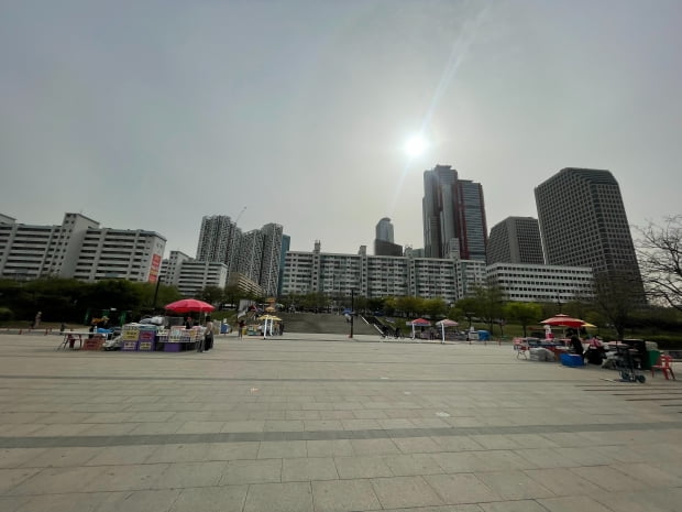 13일 오후 4시께 서울 여의도 한강공원 앞 노점이 한산하다./사진=이현주 기자