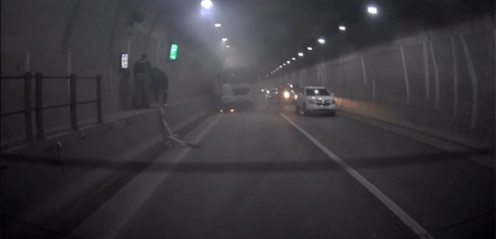지하도서 25t 화물차 불…출근길 대참사 막은 소방관 [영상]
