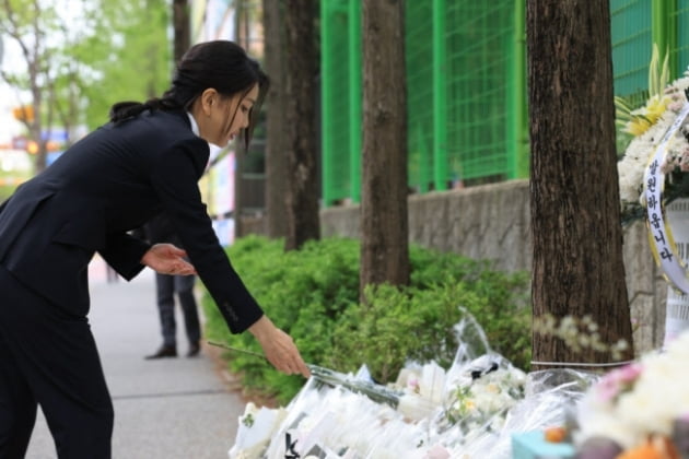 윤석열 대통령 부인 김건희 여사가 14일 대전 어린이보호구역(스쿨존) 음주운전 사고로 숨진 배승아(9) 양의 사고 현장을 찾아 배 양을 추모했다. 사진=대통령실 제공.