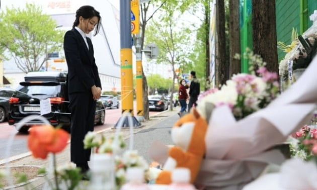 윤석열 대통령 부인 김건희 여사가 14일 대전 어린이보호구역(스쿨존) 음주운전 사고로 숨진 배승아(9) 양의 사고 현장을 찾아 배 양을 추모했다. 사진=대통령실 제공.