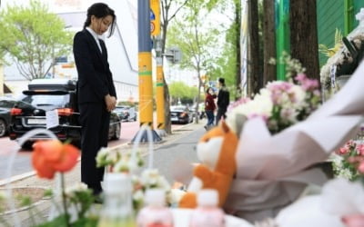 두 손 모은 김건희 여사, 스쿨존 사고로 숨진 배승아양 추모