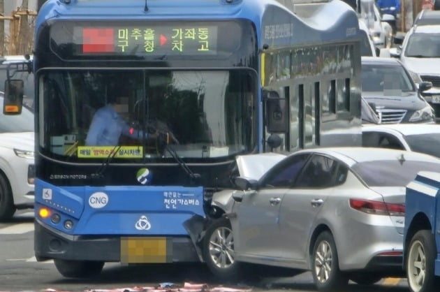 중앙선 침범 후 시내버스 들이받은 승용차. /사진=연합뉴스 