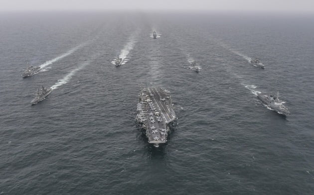한미 해군과 일본 해상자위대 함정이 지난 4일 제주남방 공해상에서 해상훈련을 하고 있는 모습. 사진=해군, 연합뉴스