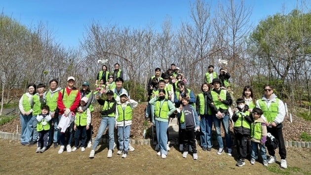 현대엔지니어링 임직원 및 임직원 가족이 지난 8일 서울 상암동 노을공원에서 생태숲 가꾸기 봉사활동을 진행한 뒤 기념사진을 찍고 있다./현대엔지니어링 제공