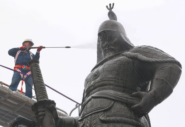 [포토] 묵은 때 벗겨내는 이순신 장군 동상