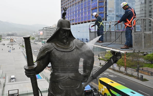 [포토] 카지노사이트 때 벗겨내는 이순신 장군 동상