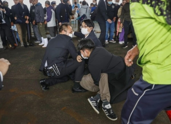 지난 15일 오전 11시30분께 기시다 후미오 일본 총리가 일본 와카야마(和歌山)현에서 현장 시찰을 마치고 연설을 시작하기 직전 폭발음을 야기시킨 물체를 던진 기무라 류지(24)가 체포되고 있다. /사진 = 연합뉴스